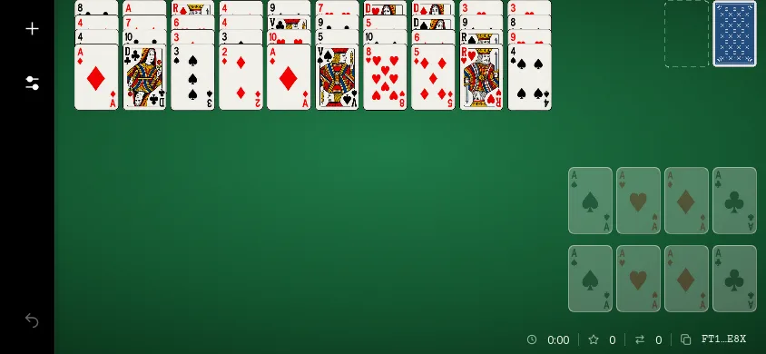 Quarante Voleurs sur téléphone à l’horizontale, en thème sombre, au début d’une partie : la barre de menu passe au noir, le tapis reste vert, dix colonnes de quatre cartes visibles et la pioche.